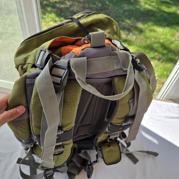 High Sierra Summit 45 Green and Gray Internal Frame Backpack - Picture 4 of 11